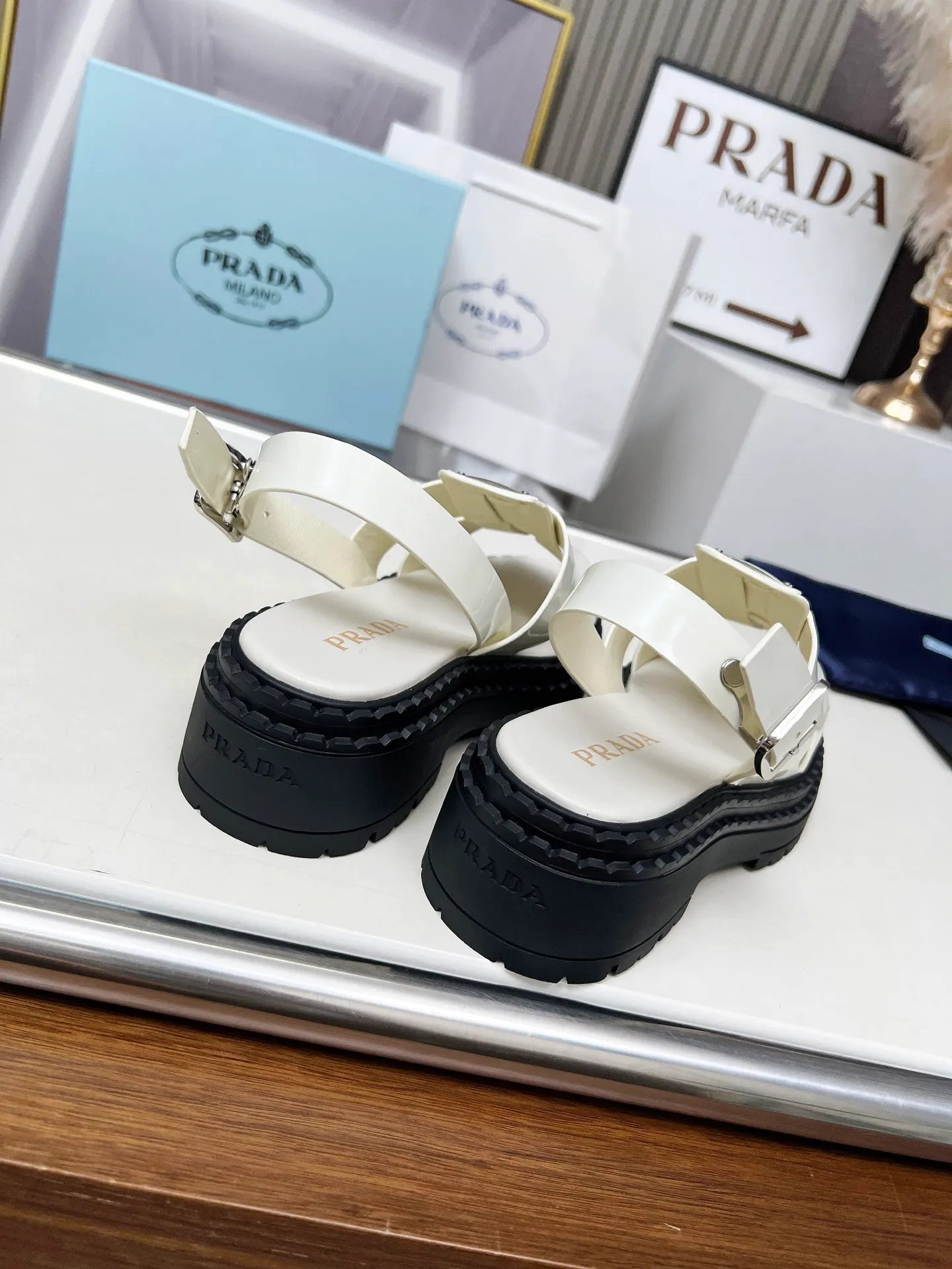 👟👟Ex-factory price 420👟👟 PRADA/Prada 25ss new spring and summer sandals. The simple design is probably the most popular thing about it. It is not the kind that is found on the street. It has its own brand personality. The fabric is made of calfskin and the lining is mixed sheepskin. Heel height: 4.5cm Size: #35-41 (35 41 custom-made is not returnable)